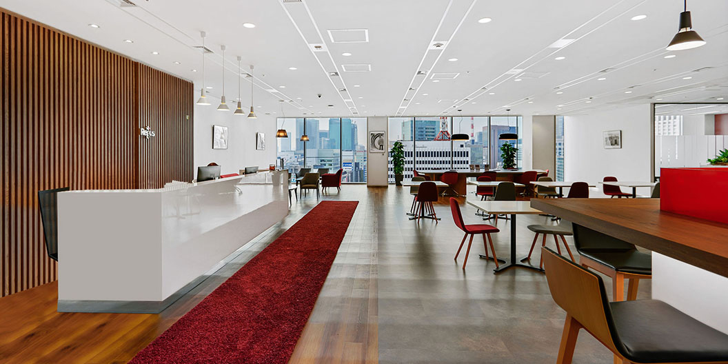 個室でのWeb会議シーン