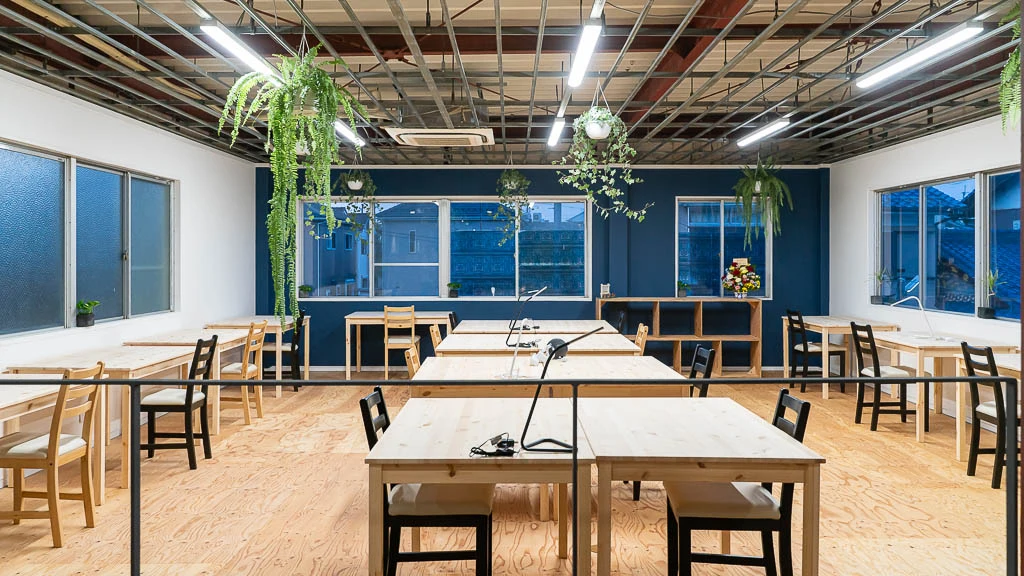 コワーキングスペース 今プラス 布団屋の元倉庫店 の店内 (Google提供)