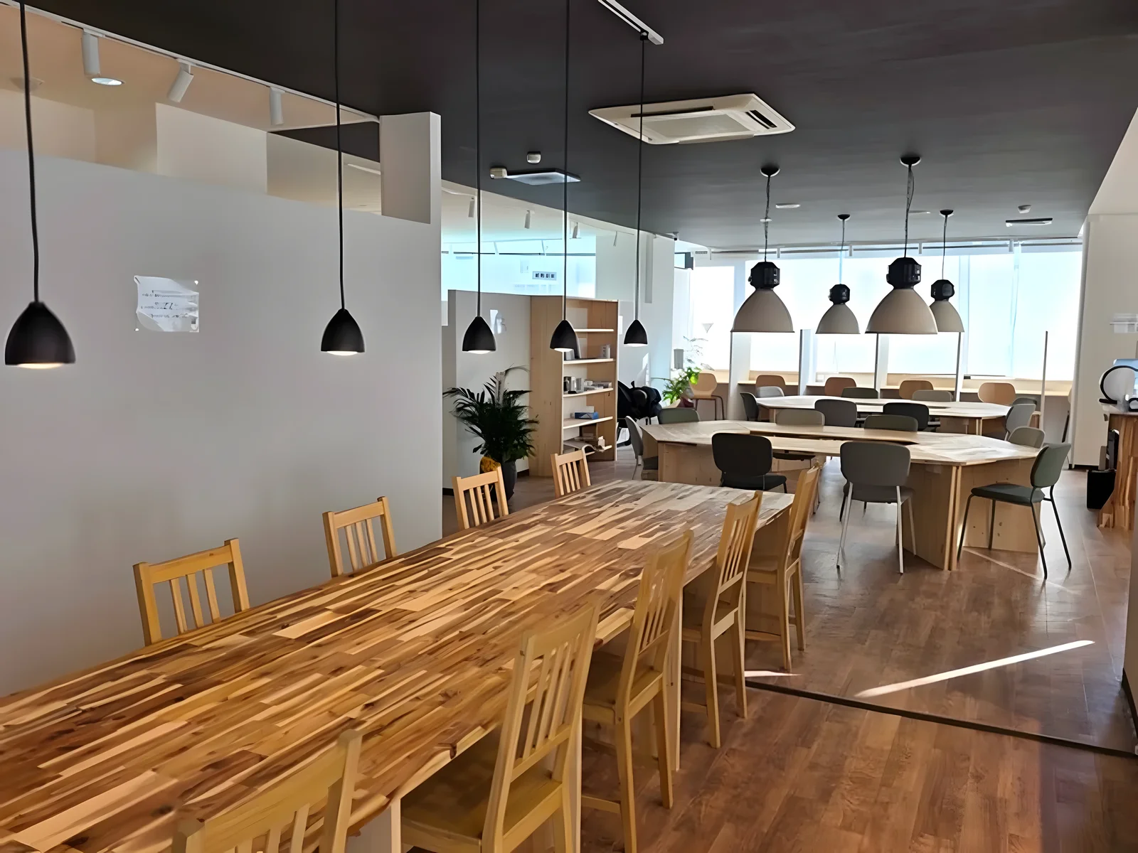 山形七日町自習室 BoostRoom 店内風景（画像提供: bm-iioffice-app-production.s3.ap-northeast-1.amazonaws.com）