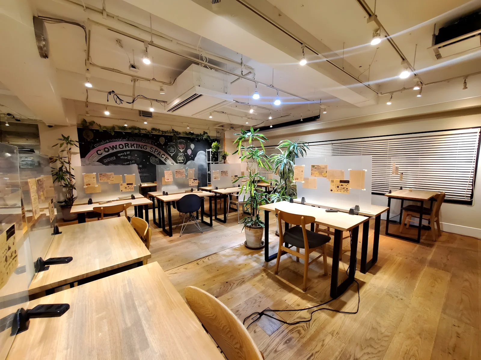 コワーキングスペース24 オープンスペース内装（画像提供: coworking24.jp）