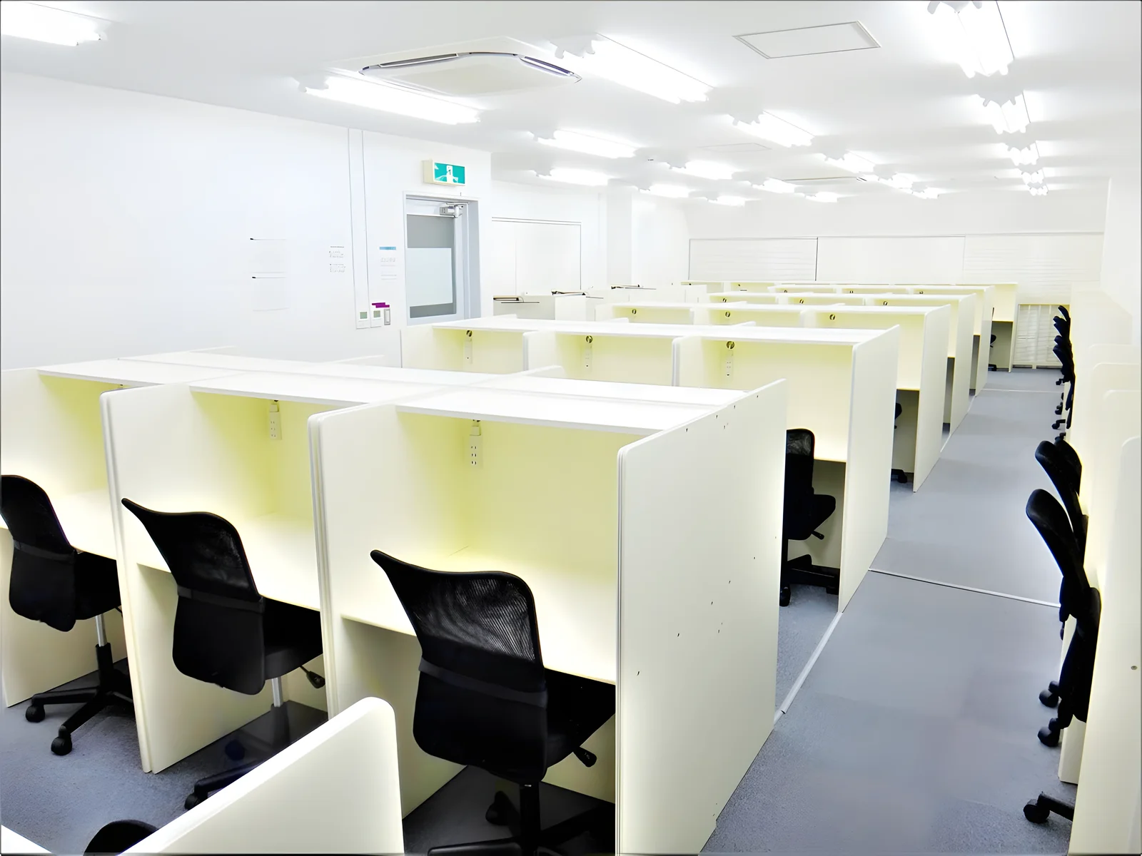 有料自習室 Study Booth四ツ谷 の内観（画像提供: study-booth.com）