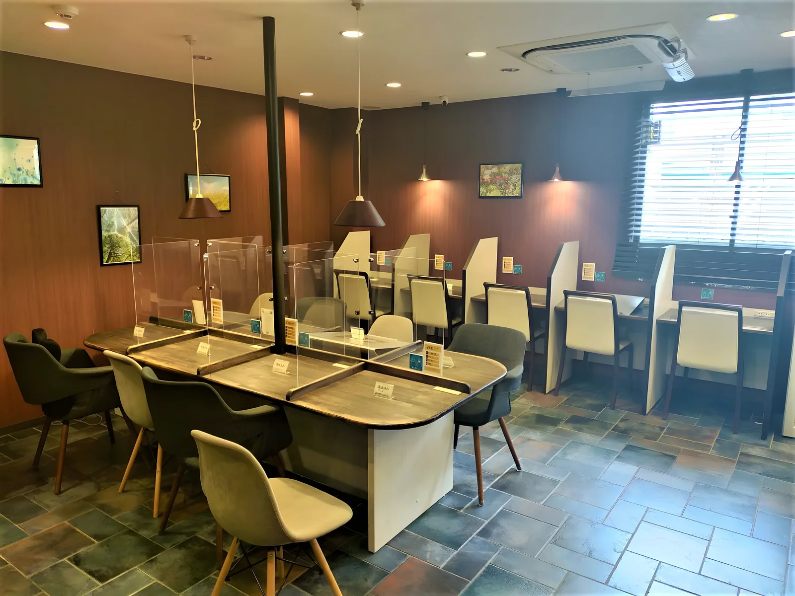 勉強カフェ 大阪西梅田スタジオの内観写真（画像提供: benkyo-cafe-osaka.com）