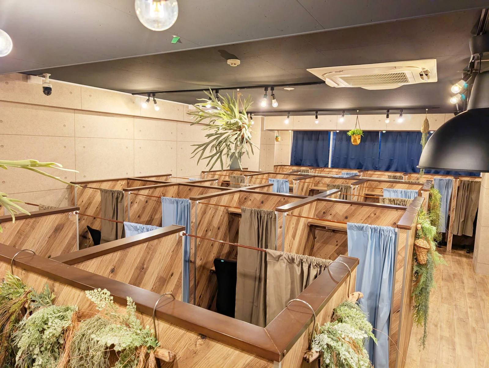 アイデスク町田 木目ブース席内装全体（画像提供: アイデスク）