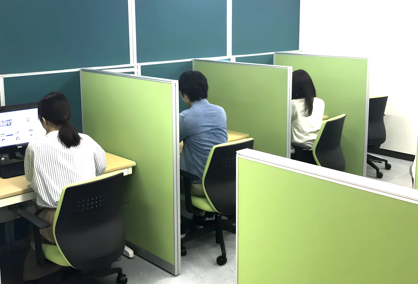 東京駅前自習室 パーティション付きブース席内装（画像提供: sogyo-cafe.com）