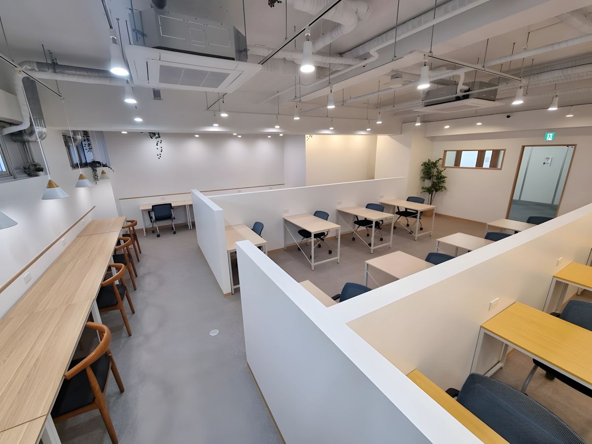 BigDesk自習室の外観・内観（画像提供: bigdeskstudy.jp）