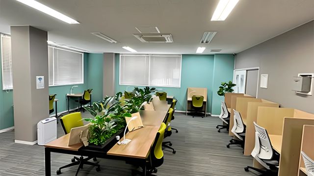 【徳島】自習室 Desk and Chair 沖浜店 の室内