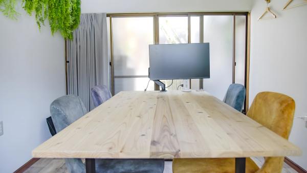 SOUNE COWORKING 共用テーブル席（画像提供: coworking.soune.co.jp）