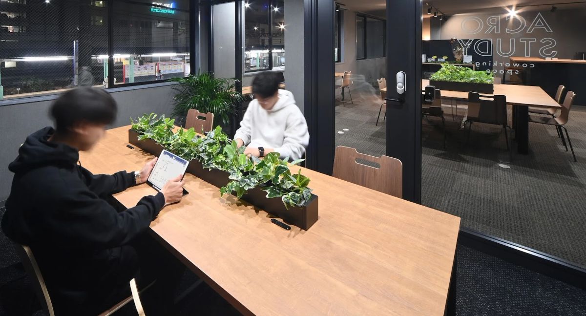 AcroStudy の店内 (Google提供)