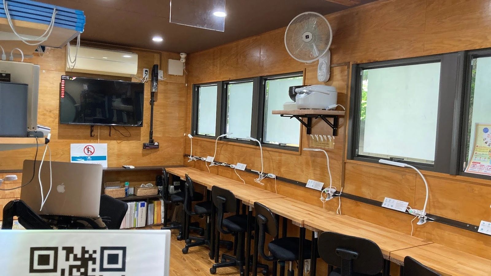 STUDY CAMP 西新宿B.O のカウンター席とディスプレイ・空調