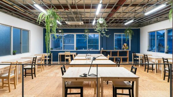 コワーキングスペース 今プラス 布団屋の元倉庫店 の店内 (Google提供)