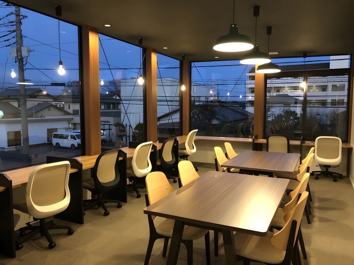 勉強カフェ ぐんま太田スタジオの内観写真（画像提供: www.benkyo-cafe-ota.com）