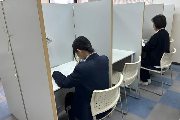 自習室アカデミックスクウェアの外観・内観写真（画像提供: www.academic-square.com）