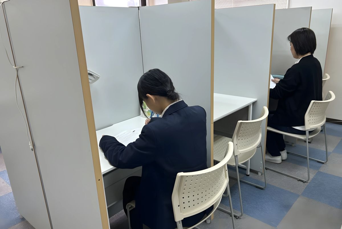 自習室アカデミックスクウェアの外観・内観写真（画像提供: www.academic-square.com）