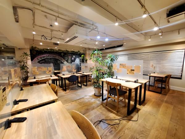 コワーキングスペース24 オープンスペース内装（画像提供: coworking24.jp）