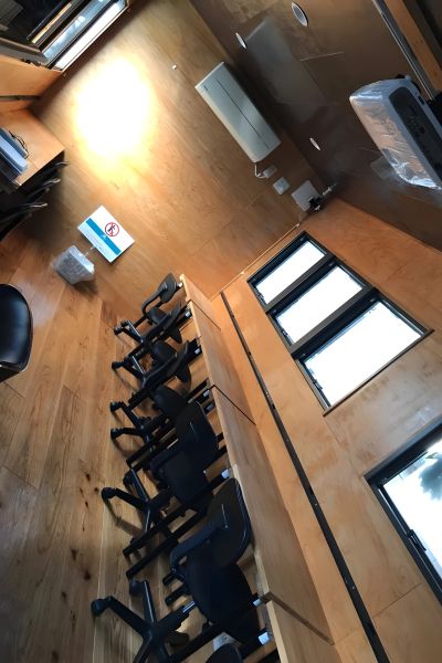 食事つき無料自習室「STUDY CAMP西新宿B.O」 の店内 (Google提供)