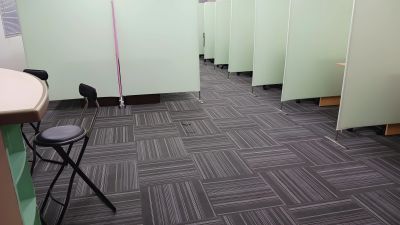 自習室リスタ津新町（姉妹店）の内装：間仕切りブースと座席（津新町校）