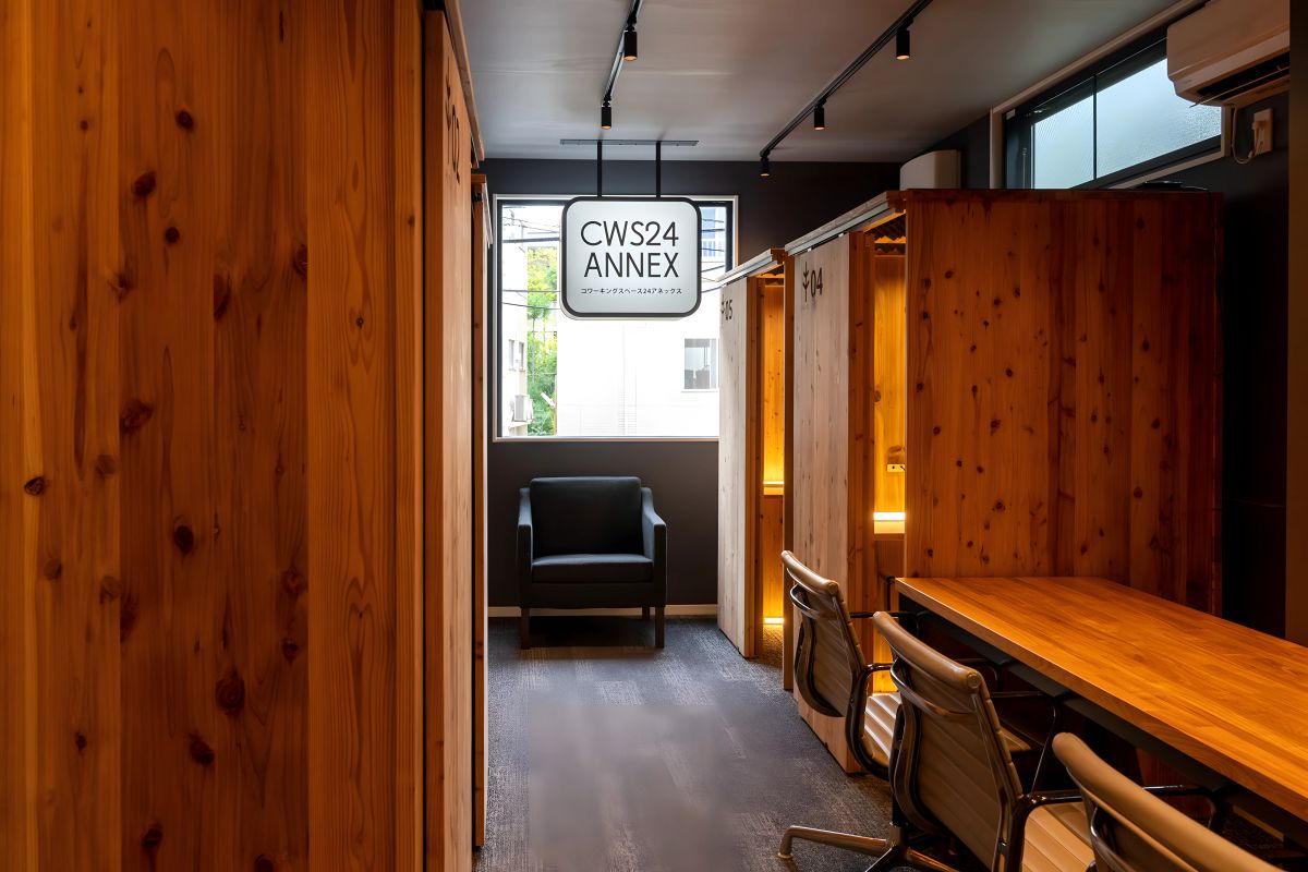 コワーキングスペース２４ANNEXの外観・内観写真（画像提供: coworking24.jp）