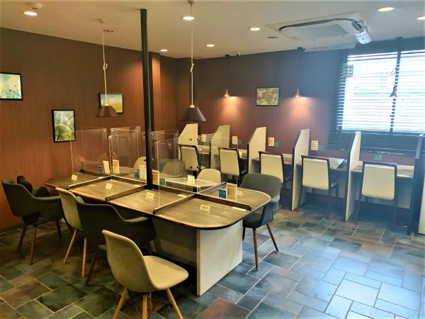 勉強カフェ 大阪西梅田スタジオの内観写真（画像提供: benkyo-cafe-osaka.com）