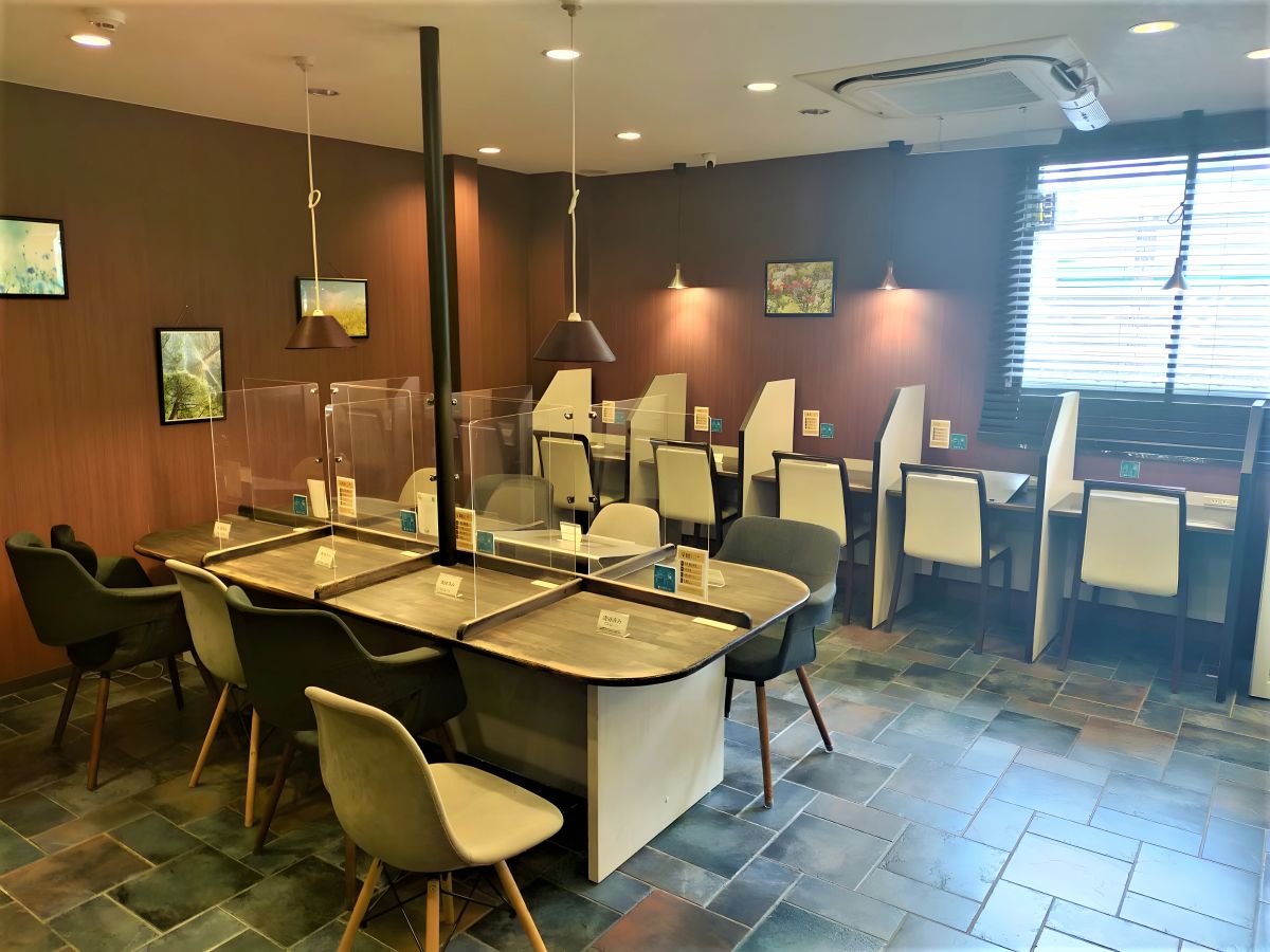 勉強カフェ 大阪西梅田スタジオの内観写真（画像提供: benkyo-cafe-osaka.com）