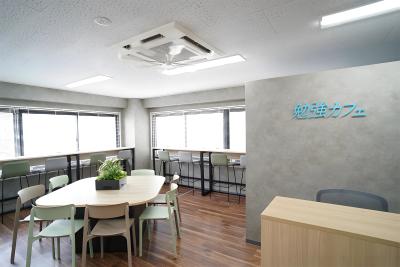 勉強カフェ 東陽町スタジオの内観写真（画像提供: lp.benkyo-cafe.net）