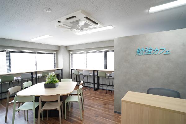 勉強カフェ 東陽町スタジオの内観写真（画像提供: lp.benkyo-cafe.net）