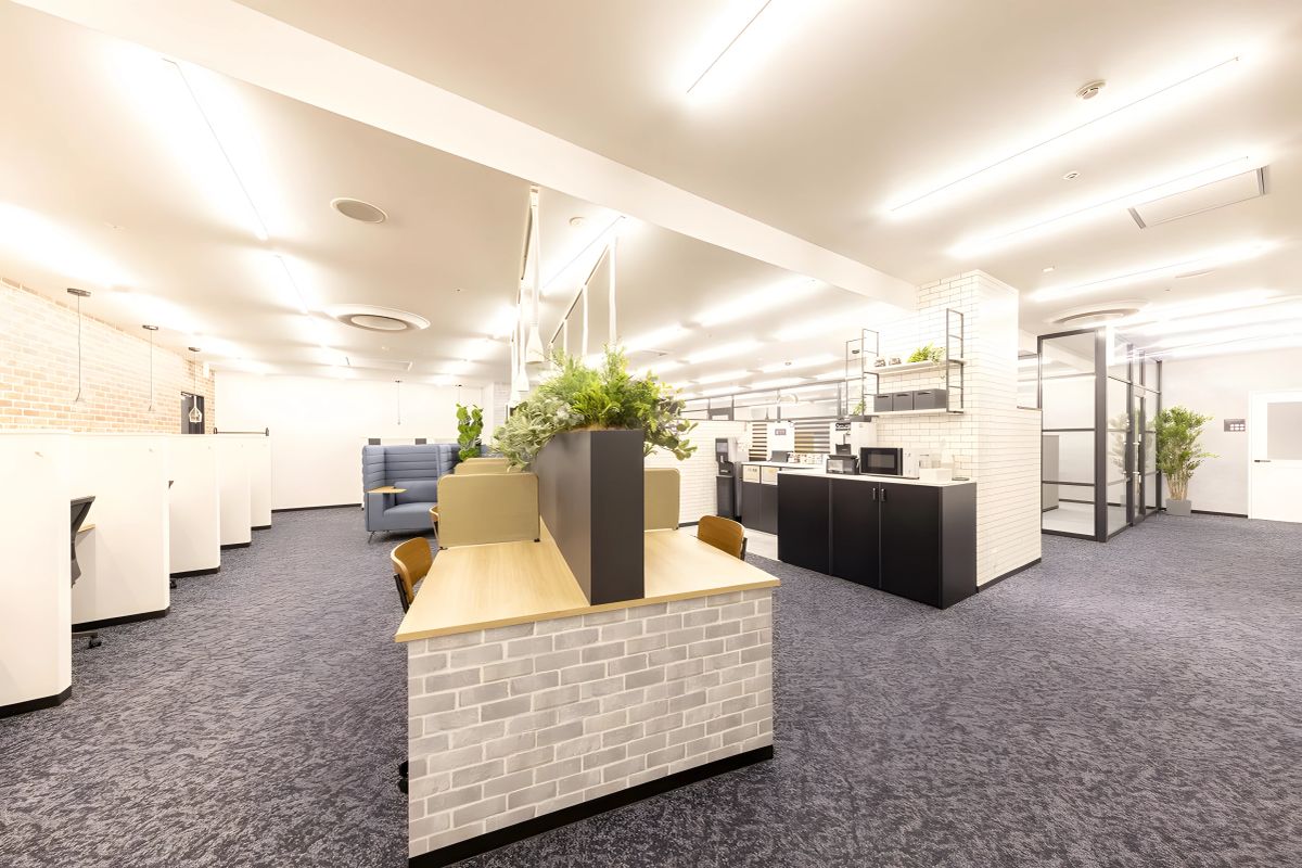 BIZcomfort水戸 オープンスペース内装（画像提供: BIZcomfort）
