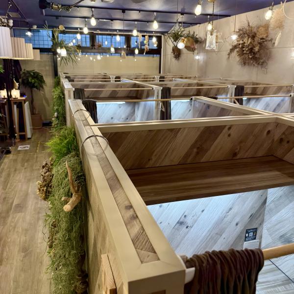 アイデスク新宿自習室 ブース席＋ペンダントライトの店内全景