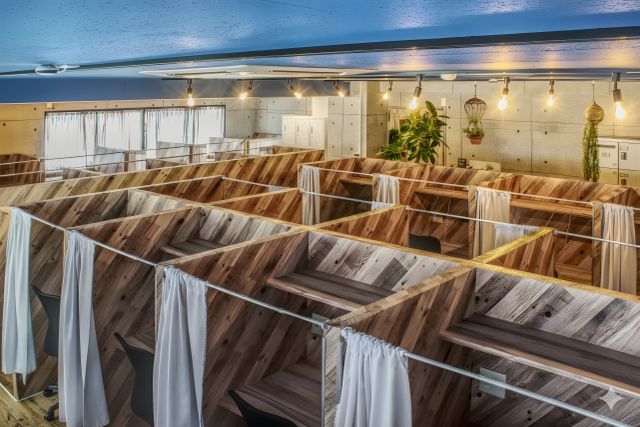アイデスク横浜自習室の外観・内観写真（画像提供: ideskyokohama.com）