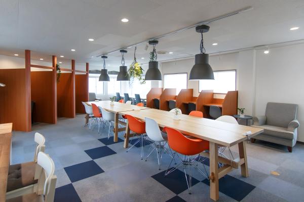 Next DESKの外観・内観（画像提供: next-desk.com）
