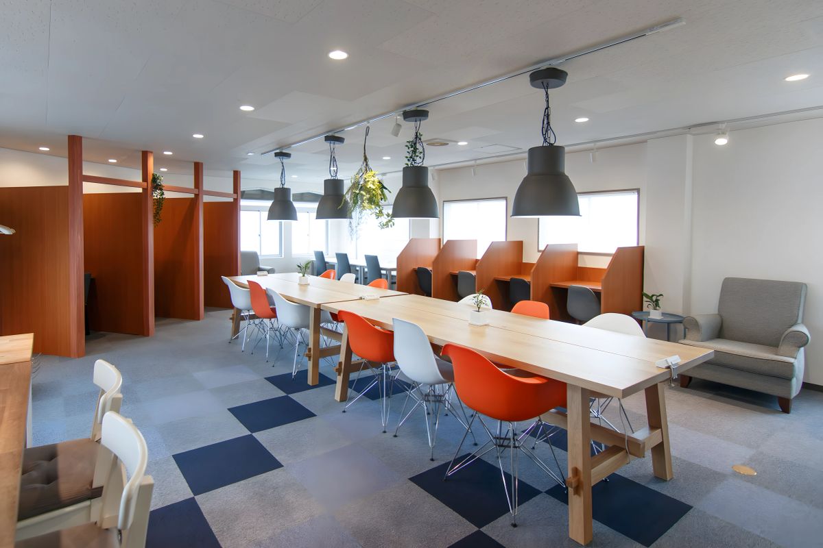 Next DESKの外観・内観（画像提供: next-desk.com）