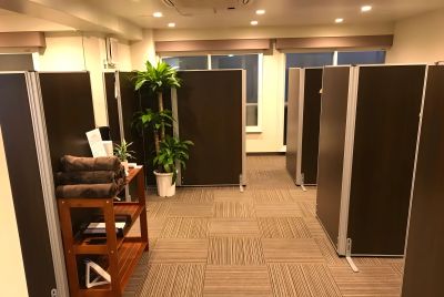 +workspace 日吉店の2階個別ブースと観葉植物