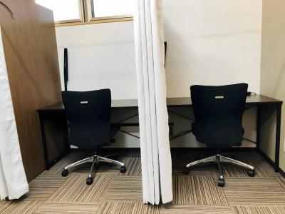 +workspace 綱島西口店のデスクと仕切り