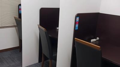 自習室リスタ白子店の内装：個別ブースの座席（鈴鹿市白子本町）