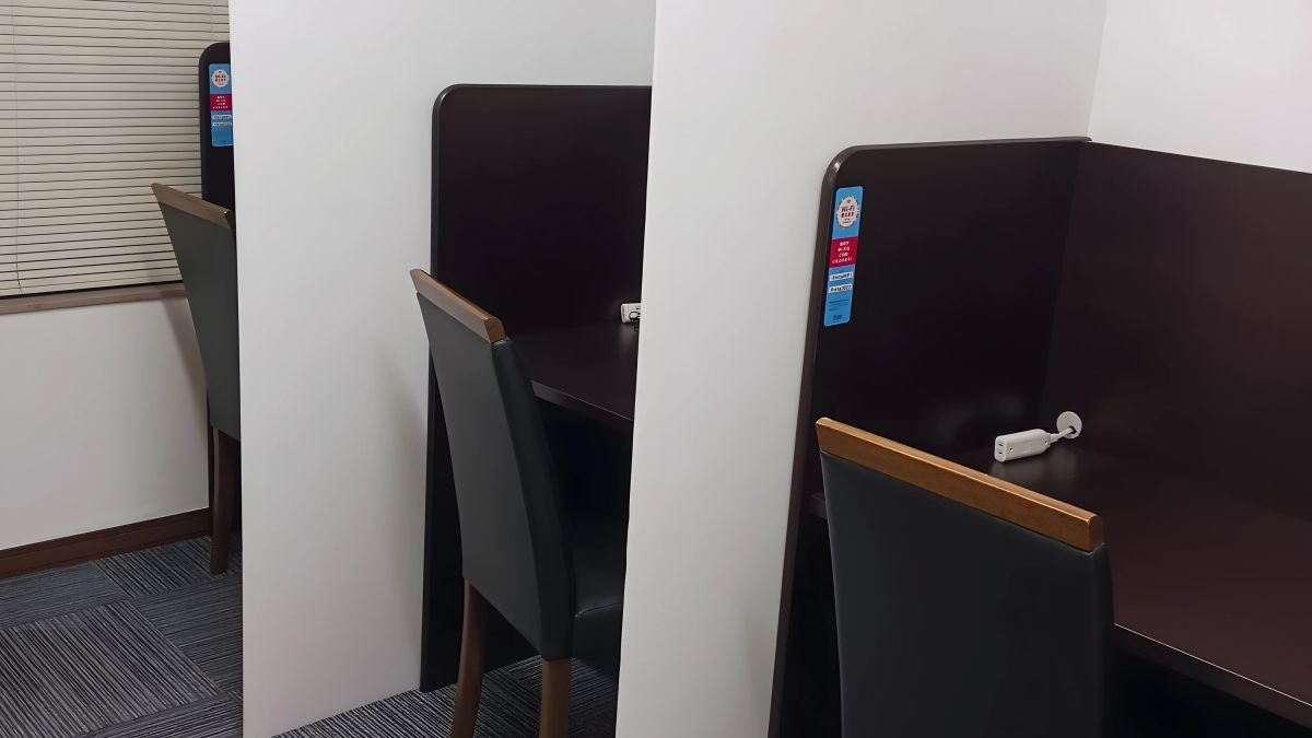 自習室リスタ白子店の内装：個別ブースの座席（鈴鹿市白子本町）