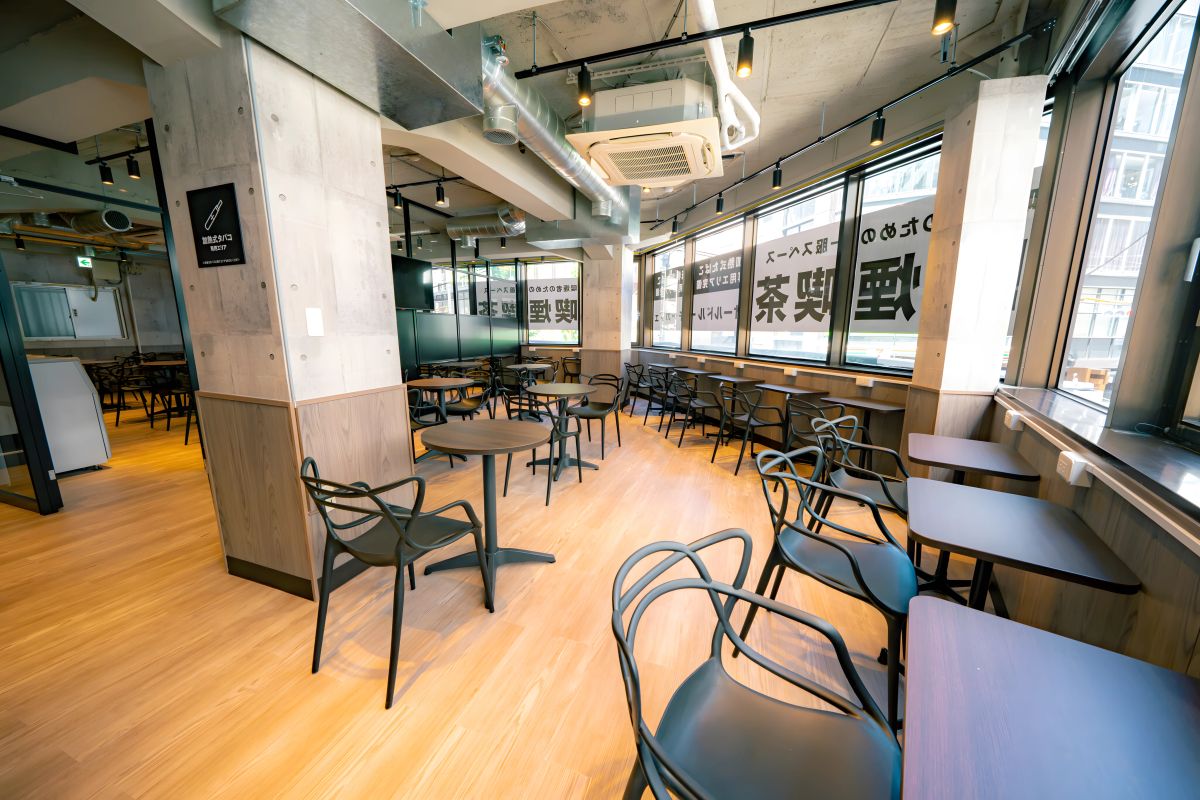 喫煙コワーキングスペース＆喫茶オールドルーキーカフェ 新宿小滝橋通り店 / Smoking coworking space & cafe Old Rookie Cafe Shinjuku Otakibashi-dori の内観（画像提供: oldrookiecafe.com）