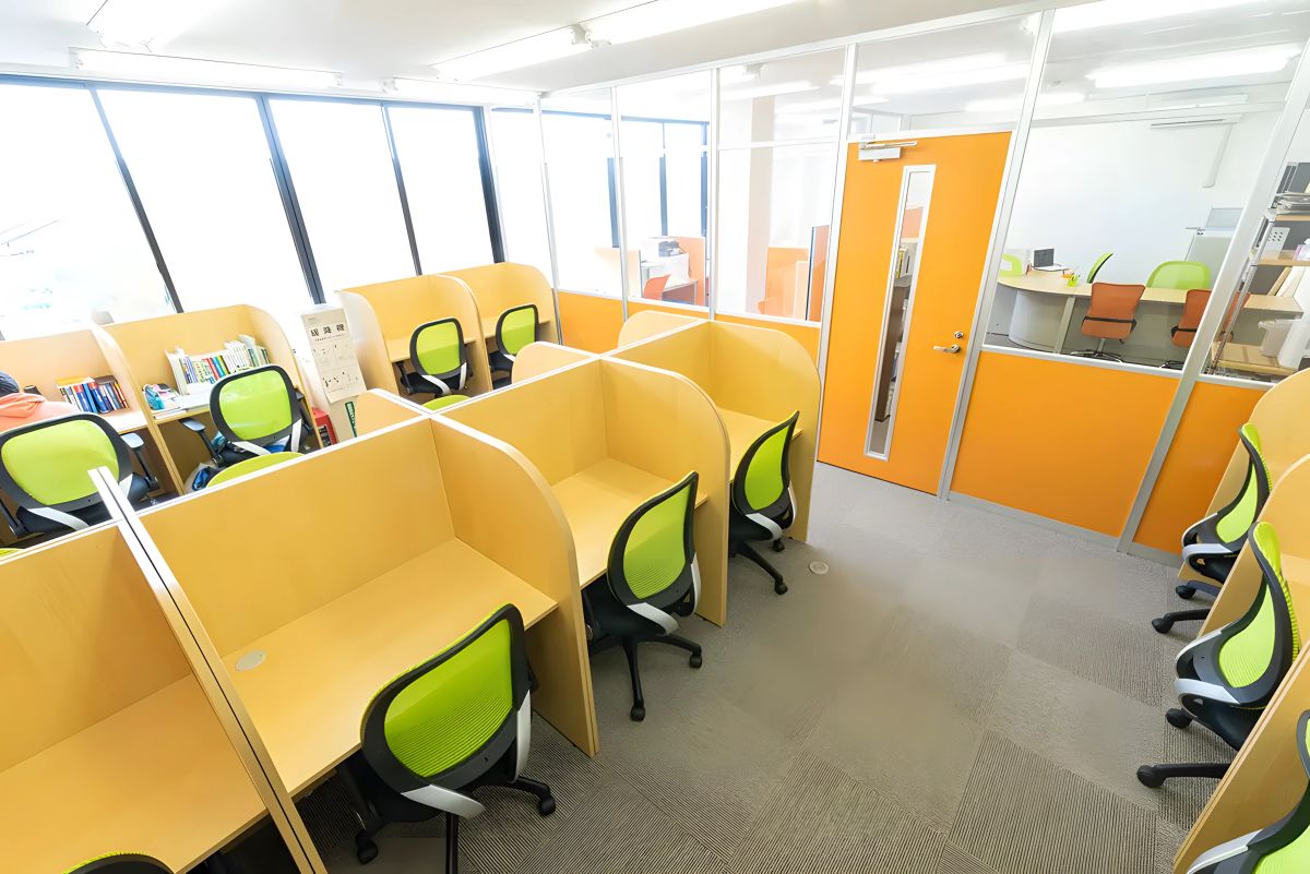 Study Village ブース席内装全体（画像提供: www.studyvillage.jp）