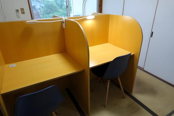 駅前自習室(市立病院前店)の外観・内観写真（画像提供: www.ekimae-study.com）