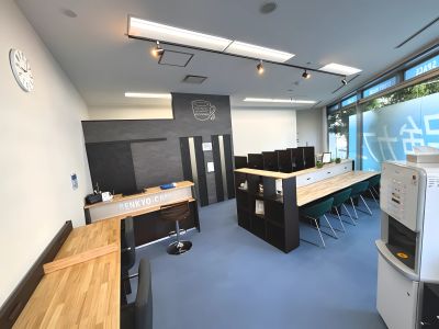 勉強カフェ 大阪難波スタジオの内観写真（画像提供: benkyo-cafe-osaka.com）