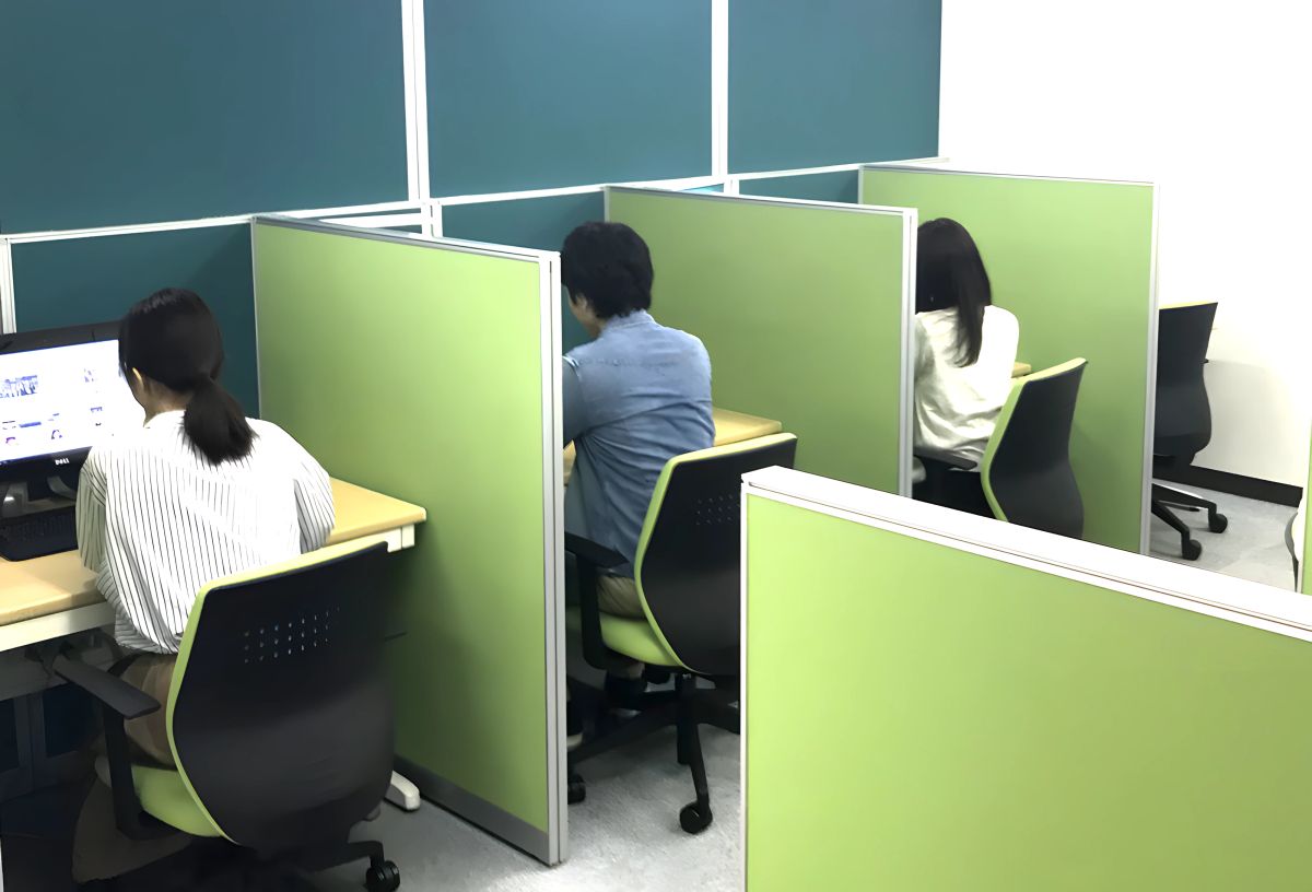 東京駅前自習室 パーティション付きブース席内装（画像提供: sogyo-cafe.com）